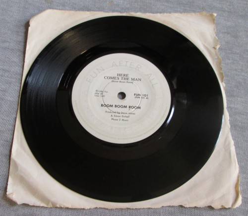 BOOM BOOM BOOM - 1986 HERE COMES THE MAN/DAYS LIKE THESE (FUN 101) 45 RPM RECORD - A3207