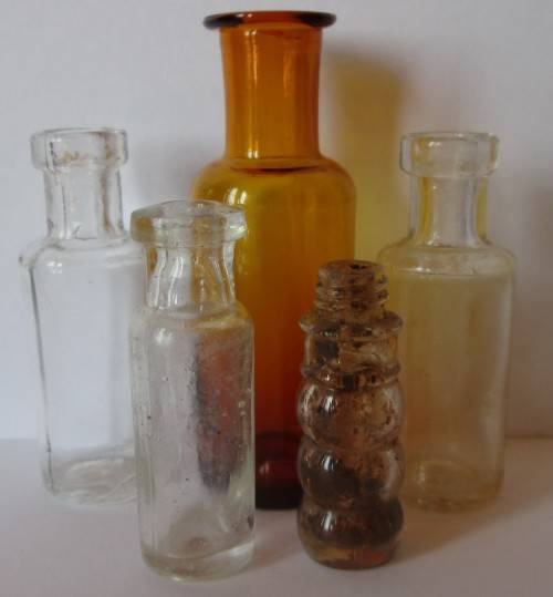 ASSORTED SMALL GLASS BOTTLES (LOT) - A69