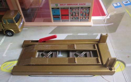 1970 SERVICE STATION FORECOURT MADE IN ENGLAND LESNEY - RAKV/5