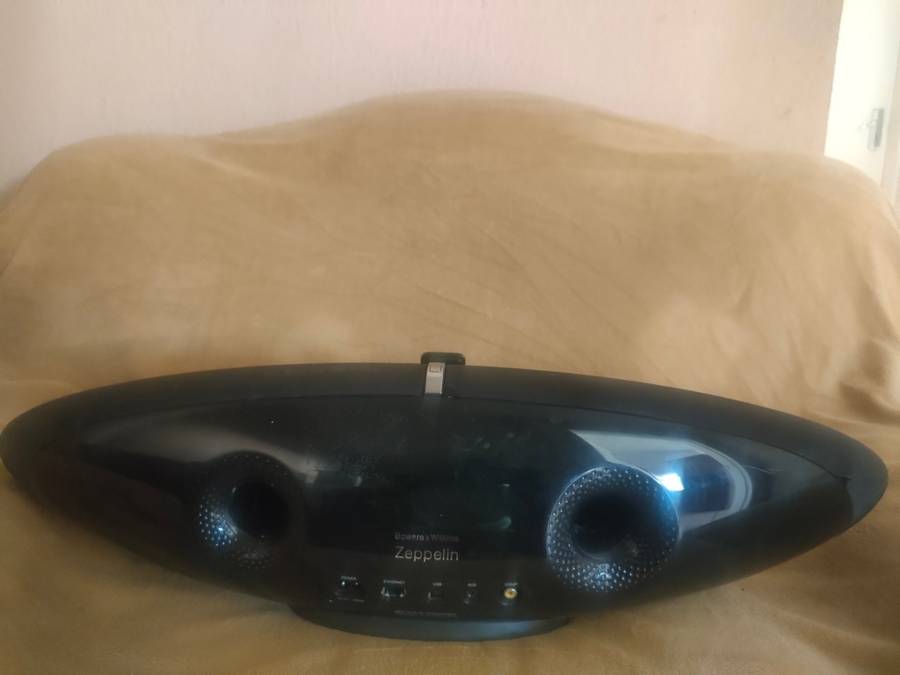 Bowers & Wilkins Zeppelin Air iPod speaker with Apple airplay, remote control included