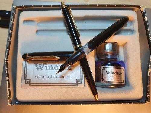 Senator Windsor Pen Set. Includes ballpoint pen, fountain pen and Ink well.