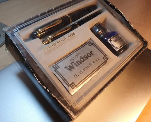 Senator Windsor Pen Set. Includes ballpoint pen, fountain pen and Ink well.