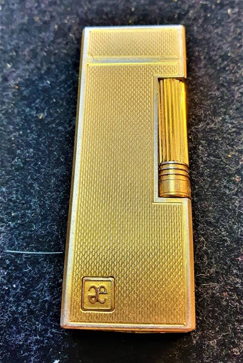 Unknown Vintage Gold coloured lighter.
