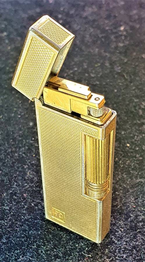 Unknown Vintage Gold coloured lighter.