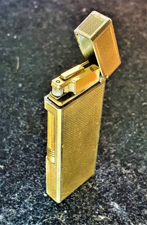 Unknown Vintage Gold coloured lighter.