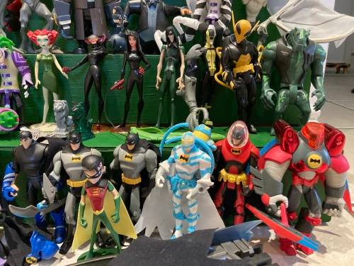 THE BATMAN 2004 animated series by MATTEL Toys Near complete series. 28 figures & Batcave set