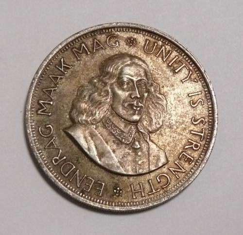 ** 1963 SILVER 50c  ** - 50% SILVER = 14.13gm - Coin in Good condition and well toned, no rim nicks