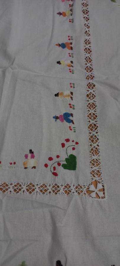 Hand embroidery table cloth vintage with servettes