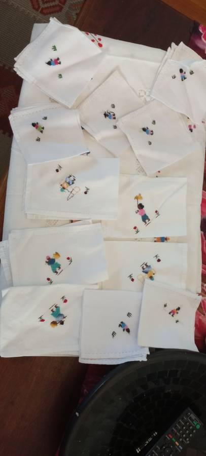 Hand embroidery table cloth vintage with servettes