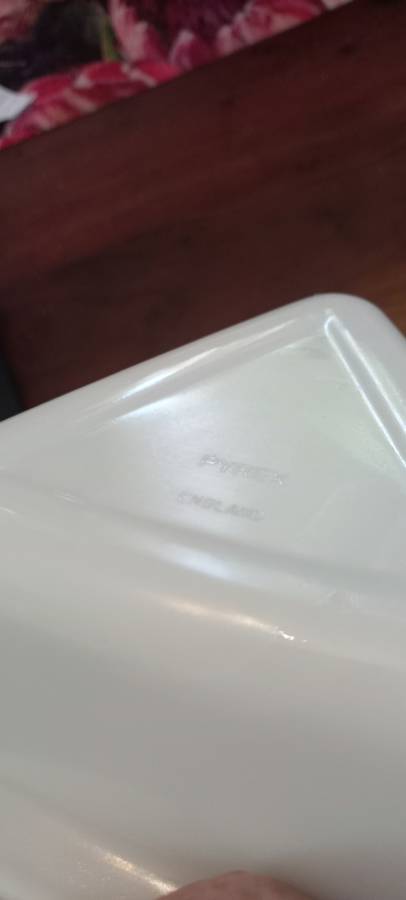 Pyrex triangle bowl with lid milk glass