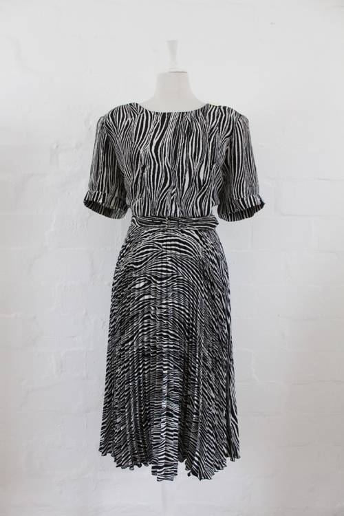 VINTAGE ZEBRA PRINT BLACK WHITE PLEATED BELTED DRESS - SIZE 18
