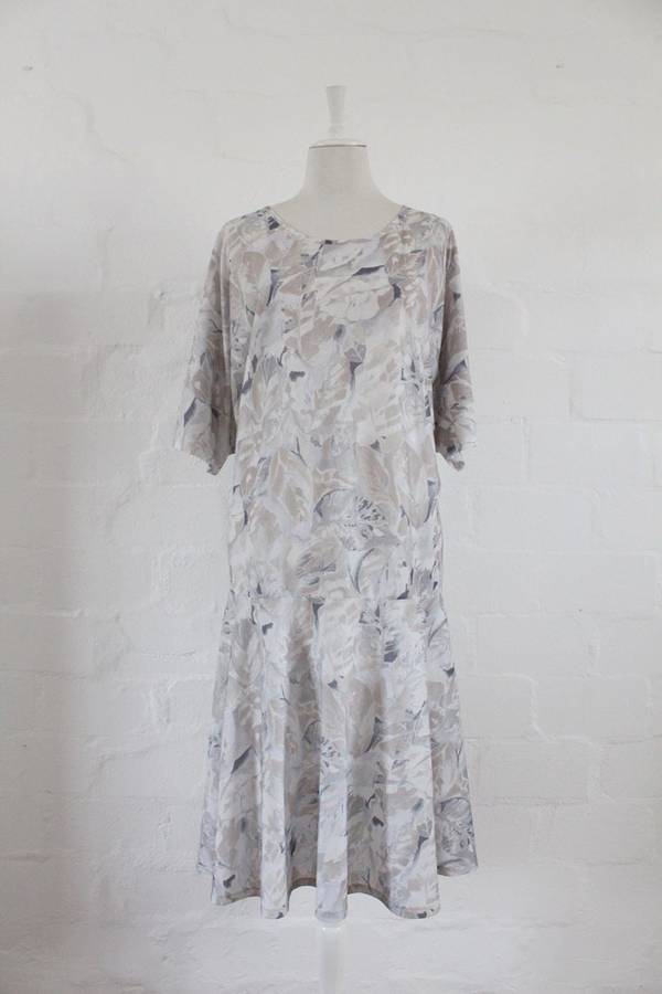 *FLASH SALE - 50% OFF!* VINTAGE WHITE LEAF PRINT DROP WAIST DAY DRESS - SIZE 20