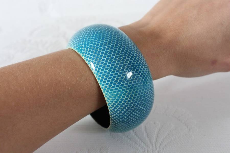 VINTAGE WOODEN BLUE PRINTED CHUNKY BANGLE BRACELET