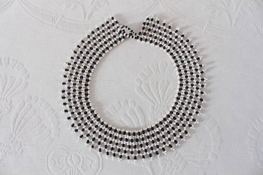VINTAGE BLACK WHITE BEADED COLLAR NECKLACE