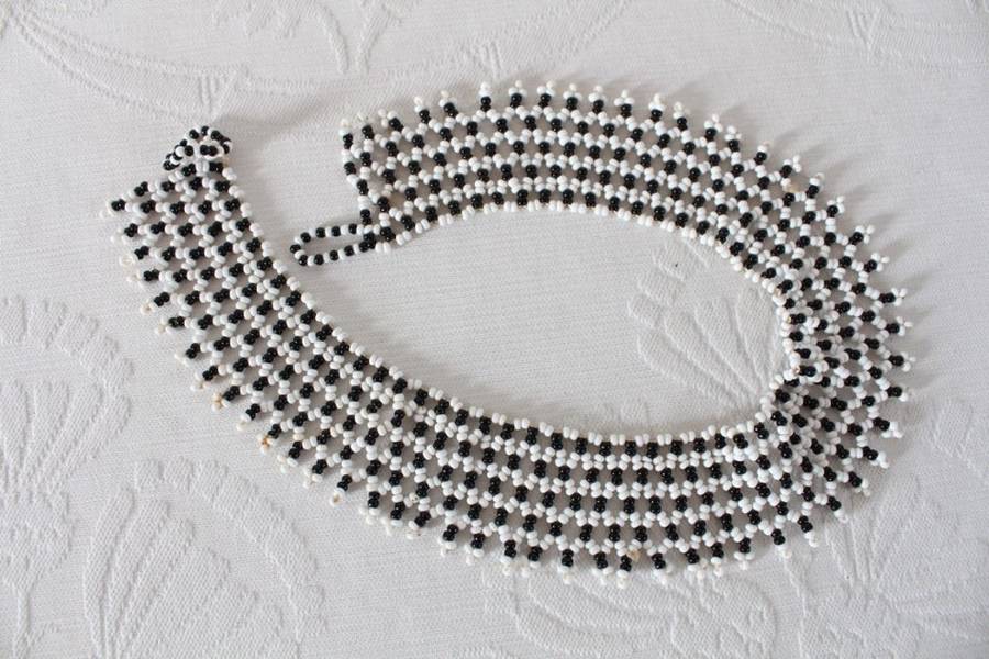 VINTAGE BLACK WHITE BEADED COLLAR NECKLACE