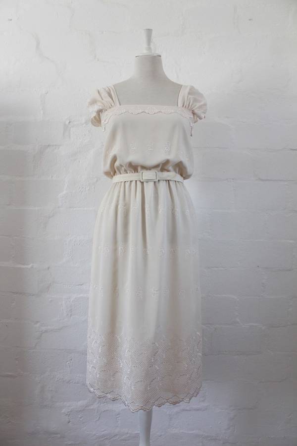 VINTAGE CREAM EMBROIDERED CAPPED SLEEVE BELTED COCKTAIL DRESS - SIZE 10