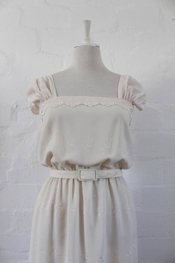VINTAGE CREAM EMBROIDERED CAPPED SLEEVE BELTED COCKTAIL DRESS - SIZE 10