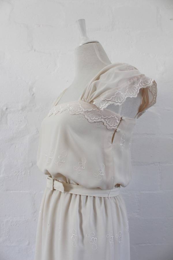 VINTAGE CREAM EMBROIDERED CAPPED SLEEVE BELTED COCKTAIL DRESS - SIZE 10