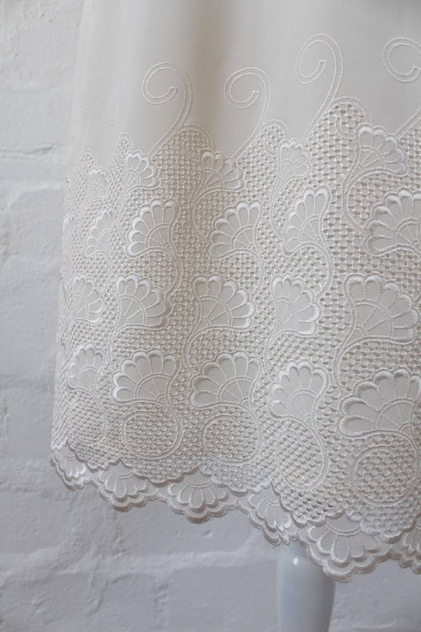 VINTAGE CREAM EMBROIDERED CAPPED SLEEVE BELTED COCKTAIL DRESS - SIZE 10