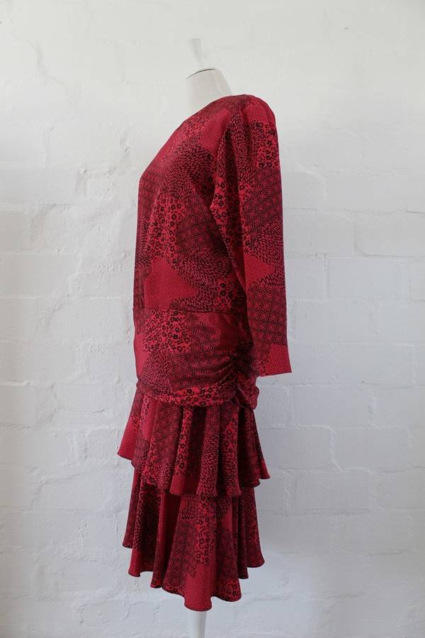 VINTAGE RED BLACK FLORAL PRINT DROP WAIST TIERED DRESS - SIZE 12