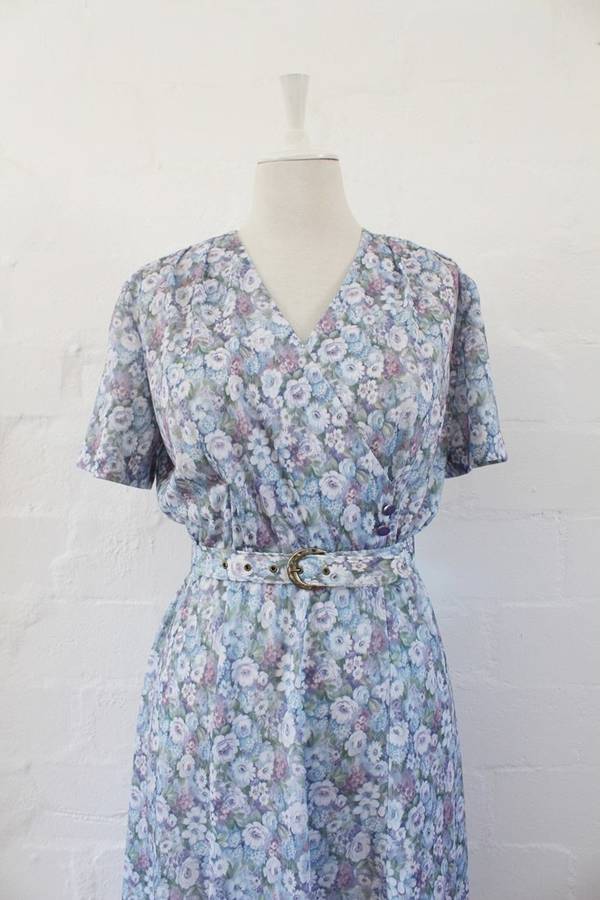 VINTAGE WHITE PURPLE FLORAL PRINT BELTED DRESS - SIZE 12