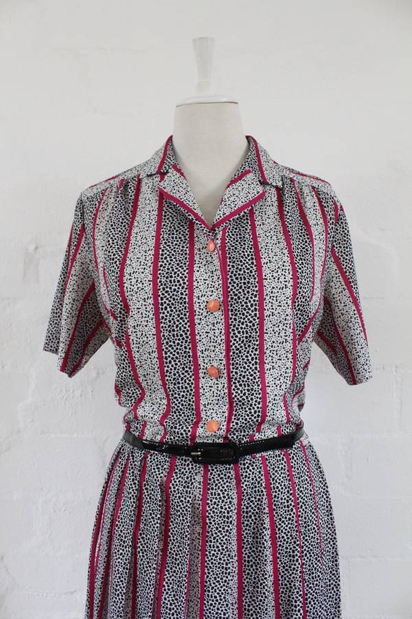 VINTAGE BLACK WHITE PRINTED PLEATED DAY DRESS - SIZE 16