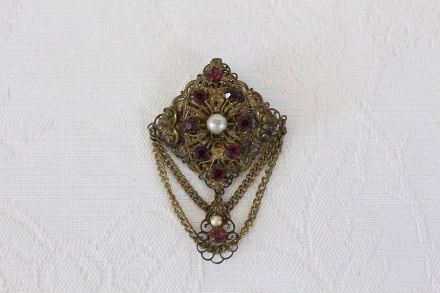 VINTAGE RHINESTONE GOLD PLATED CHAIN PENDANT BROOCH PIN