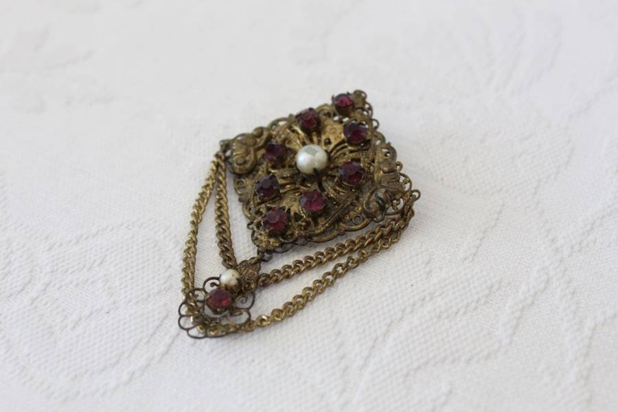 VINTAGE RHINESTONE GOLD PLATED CHAIN PENDANT BROOCH PIN