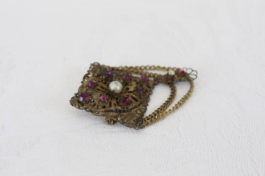 VINTAGE RHINESTONE GOLD PLATED CHAIN PENDANT BROOCH PIN