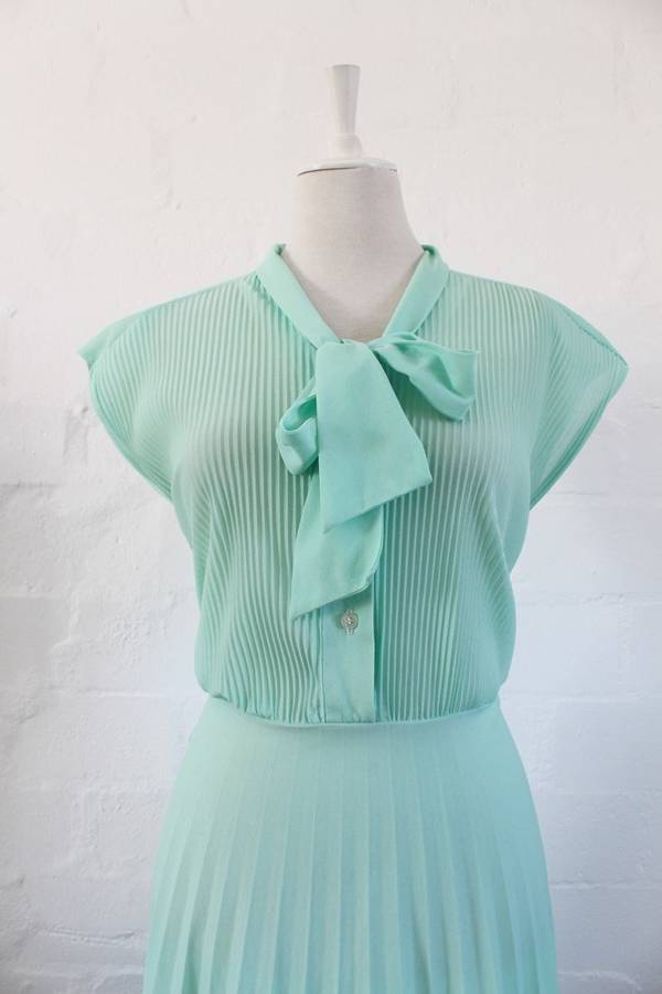 VINTAGE MINT GREEN PUSSYBOW NECK TIE PLEATED DRESS - SIZE 14