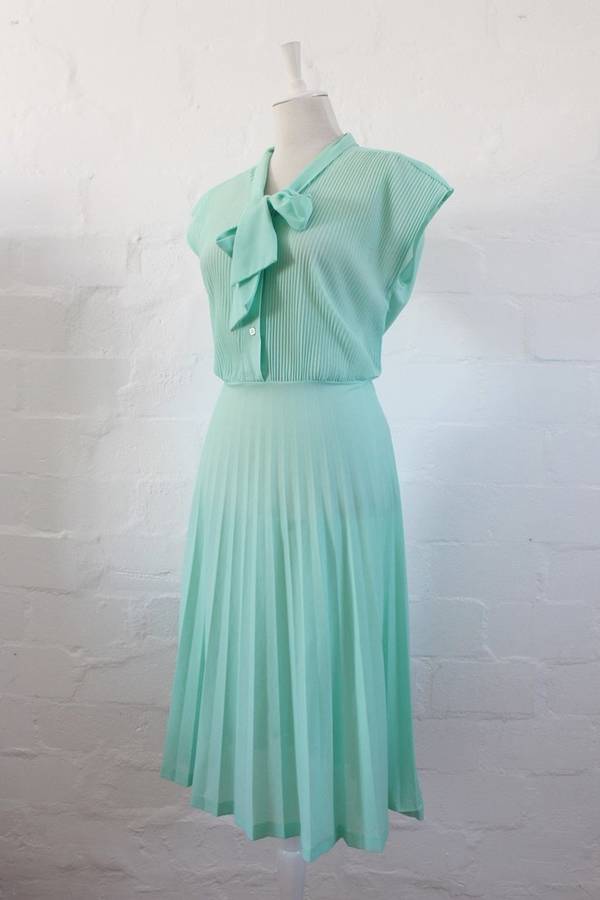 VINTAGE MINT GREEN PUSSYBOW NECK TIE PLEATED DRESS - SIZE 14