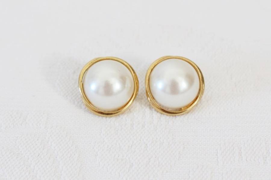 VINTAGE FAUX PEARL GOLD PLATED PIERCED COSTUME EARRINGS