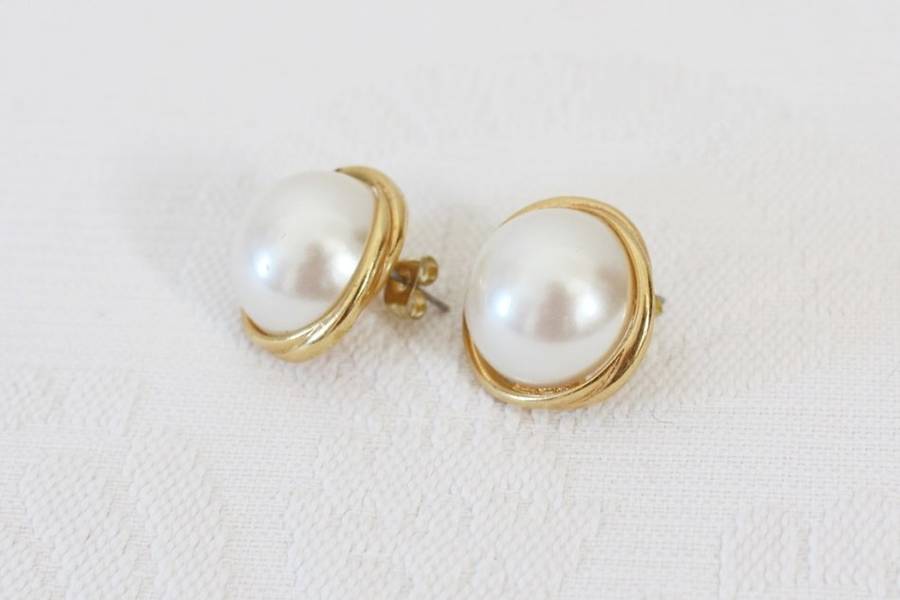 VINTAGE FAUX PEARL GOLD PLATED PIERCED COSTUME EARRINGS