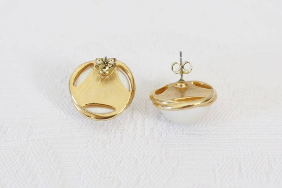 VINTAGE FAUX PEARL GOLD PLATED PIERCED COSTUME EARRINGS