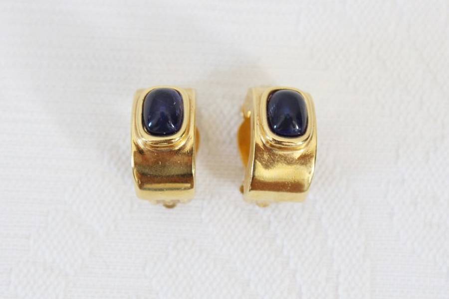 VINTAGE BLUE STONE CHUNKY SEMI-HOOP GOLD PLATED CLIP-ON EARRINGS