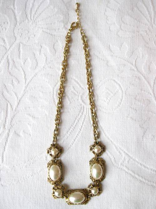 VINTAGE GOLD PLATED FAUX MABE PEARL CHAIN COSTUME NECKLACE