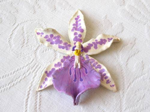 VINTAGE HAND MADE PURPLE WHITE METAL PAINTED FLOWER FLORAL LARGE BROOCH PIN