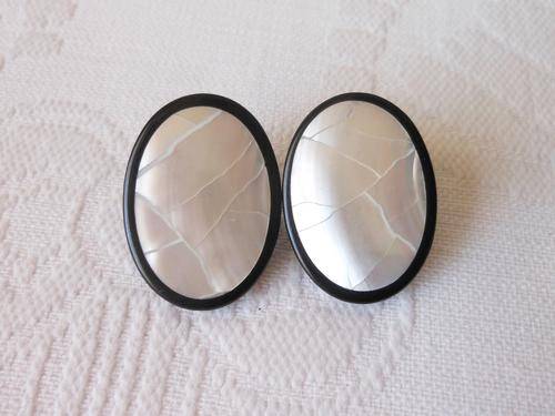 VINTAGE MOTHER OF PEARL BLACK CRACKED OVAL EARRINGS - PIERCED