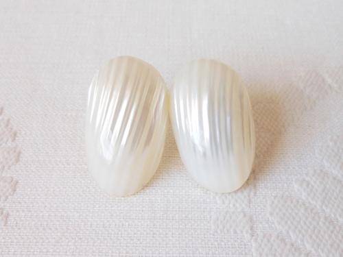 VINTAGE MOTHER OF PEARL SEA SHELL WHITE LARGE EARRINGS - PIERCED