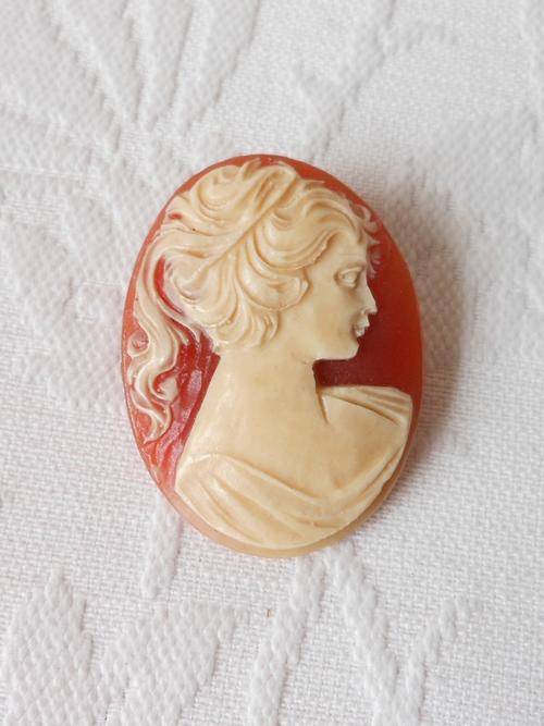 VINTAGE FAUX CAMEO RESIN PINK BROOCH PIN