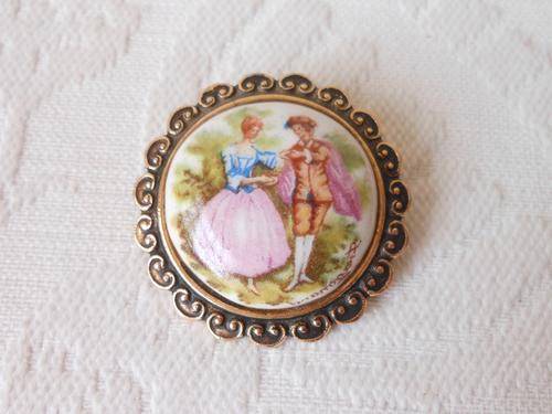VINTAGE PORCELAIN PRINTED VICTORIAN STYLE GOLD PLATED ROUND BROOCH PIN