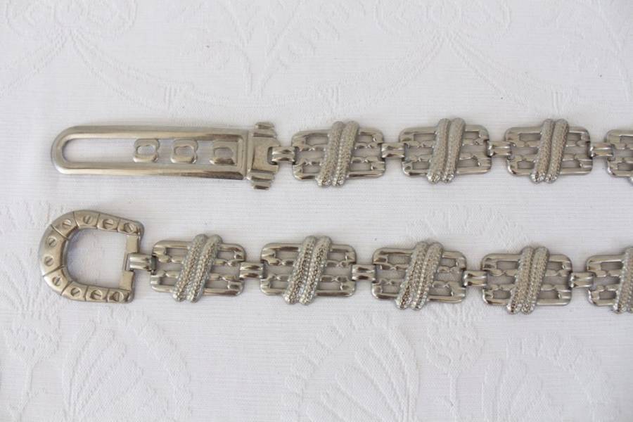 VINTAGE SILVER TONE METAL CHAIN COSTUME BELT