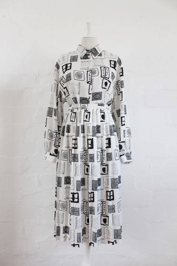 VINTAGE TWO PIECE BLACK WHITE PRINTED PLEATED SKIRT TOP SET - SIZE 22
