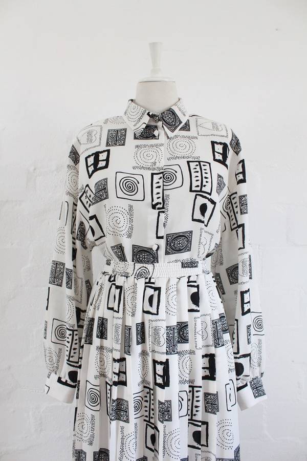 VINTAGE TWO PIECE BLACK WHITE PRINTED PLEATED SKIRT TOP SET - SIZE 22