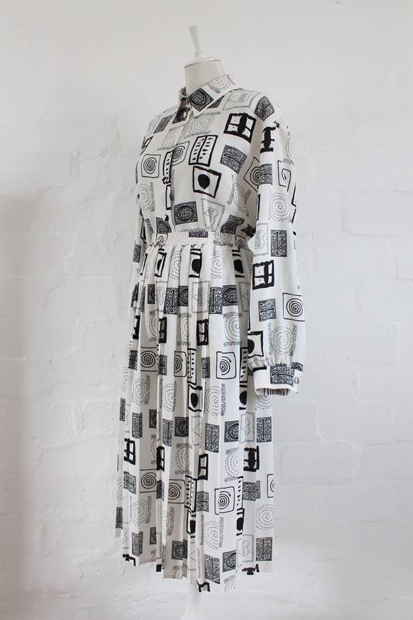 VINTAGE TWO PIECE BLACK WHITE PRINTED PLEATED SKIRT TOP SET - SIZE 22