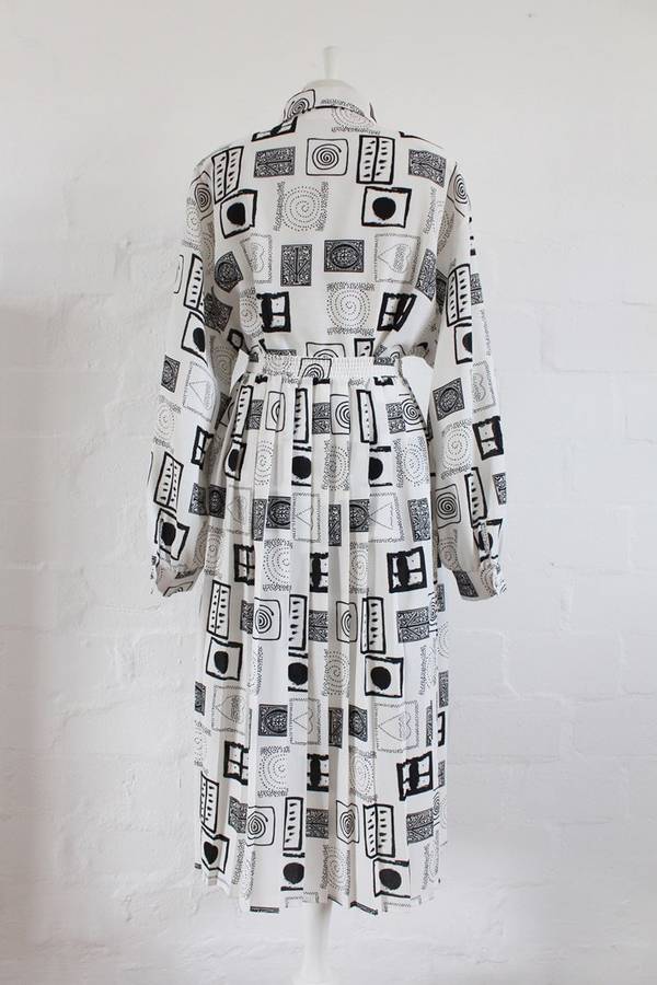 VINTAGE TWO PIECE BLACK WHITE PRINTED PLEATED SKIRT TOP SET - SIZE 22