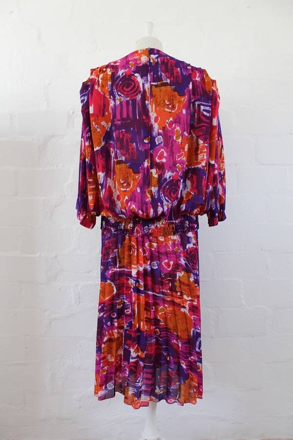 *FLASH SALE - 50% OFF!* VINTAGE TWO PIECE ORANGE PINK PRINTED PLEATED SKIRT TOP SET - SIZE 22
