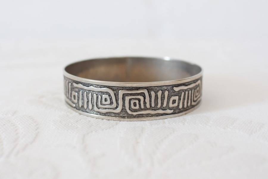 VINTAGE SILVER TONE TRIBAL ETCHED BRACELET BANGLE