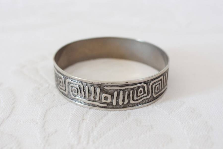 VINTAGE SILVER TONE TRIBAL ETCHED BRACELET BANGLE