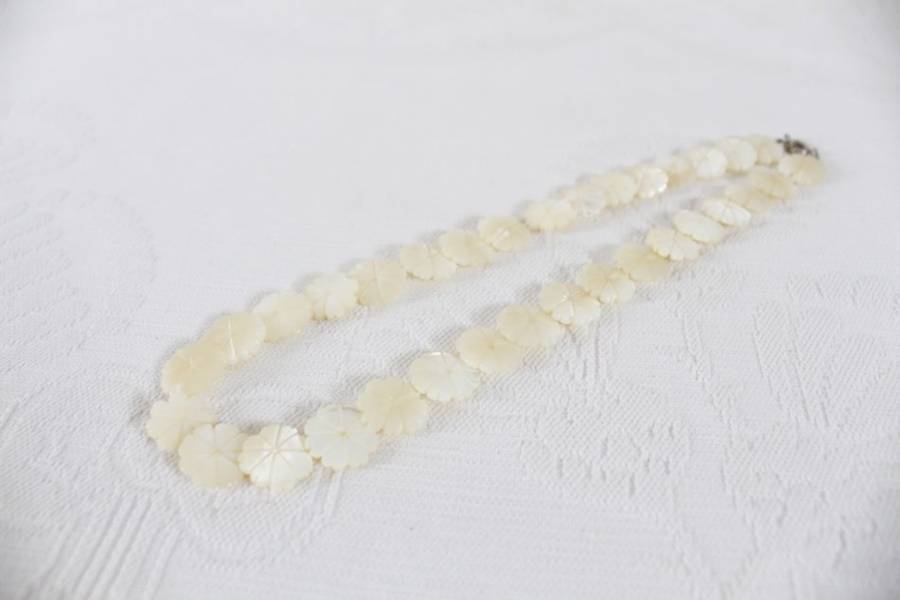 VINTAGE MOTHER OF PEARL SHELL FLOWER BEADED NECKLACE CHOKER